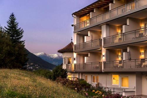 Nespecifikovaný výhled na hory nebo výhled na hory při pohledu z hotelu