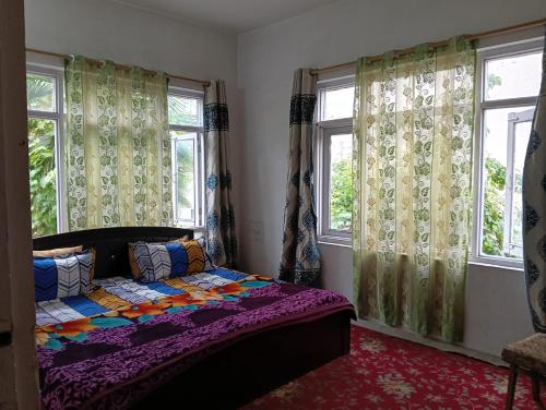 Ένα ή περισσότερα κρεβάτια σε δωμάτιο στο New World Guest House