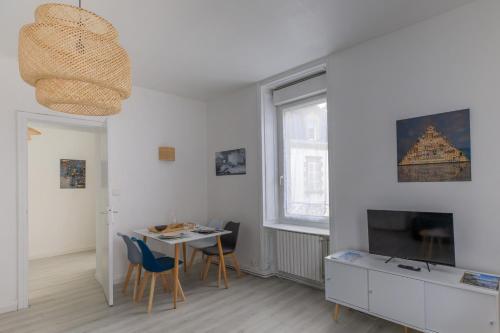 Μια τηλεόραση ή/και κέντρο ψυχαγωγίας στο appartement entre plages et centre historique