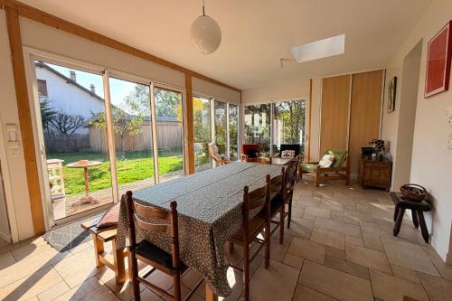 ein Esszimmer mit Tisch und Stühlen in der Unterkunft Confortable maison familiale à 5 minutes du lac in Saint-Simon