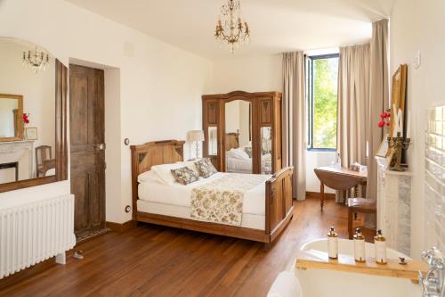 a bedroom with a bed and a mirror and a tub at U Fiordalisu in Bastelica