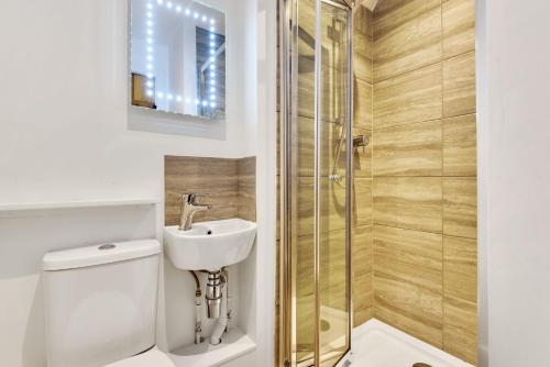 ein Badezimmer mit Toilette, Waschbecken und Dusche in der Unterkunft 1 Crarves in Docking