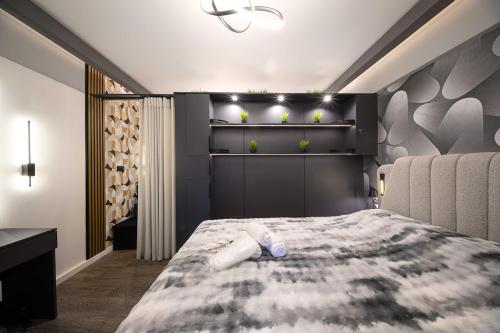 - une chambre avec un lit et 2 bouteilles dans l'établissement Lussuoso Casa 2, à Patras