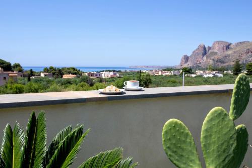 un piatto di cibo e una tazza di caffè su un balcone di B&B L'Angolino della nonna a Castelluzzo