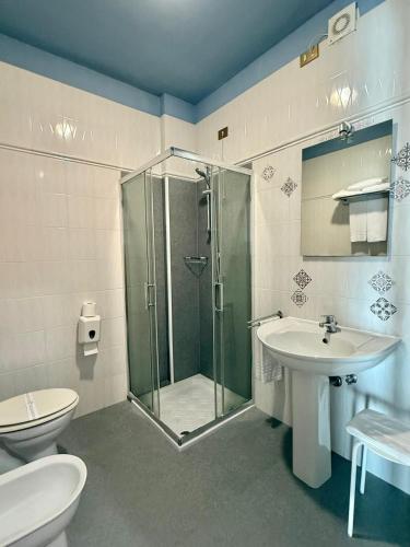 ein Badezimmer mit Dusche, Waschbecken und Toilette in der Unterkunft LAERTE PALACE HOTEL in Mogliano Veneto