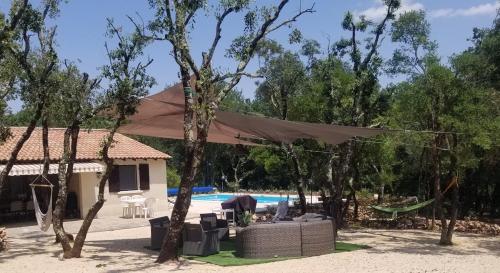 Villa avec piscine sur terrain clôt