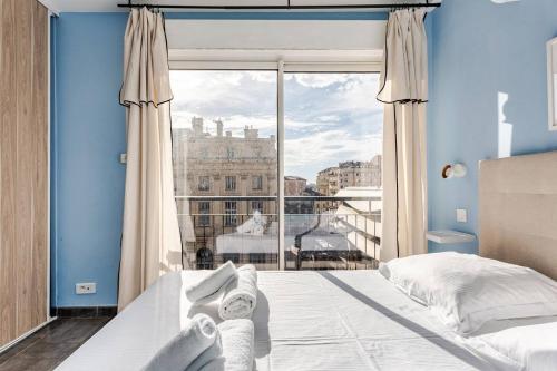 Una cama o camas en una habitación de Bel Appart Moderne et lumineux Canebiere, pour 4 personnes