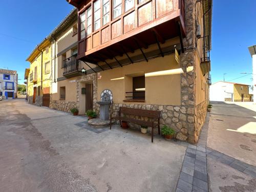 un banco frente a un edificio con una boca de incendios en Entrefrutales, en La Vilueña