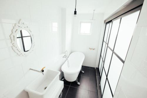 马六甲The White Loft Hotel Melaka的带马桶和水槽的白色浴室