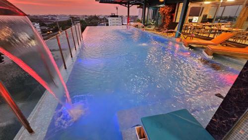 a swimming pool on the roof of a building at BlueTel Re'sidencE Bangkok IMPACT บลูเทล เรซิดองส์ กรุงเทพ อิมแพค in Nonthaburi