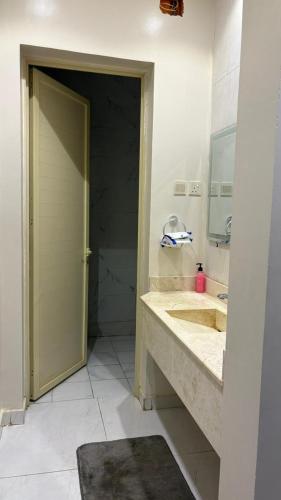 a bathroom with two sinks and a mirror at شقة غرفة نوم وصالة in Jazan