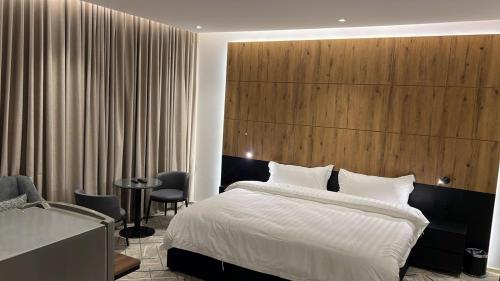 a bedroom with a bed and a desk in a room at اجنحة دانة DANAT Suites الرياض حي اليرموك in Riyadh