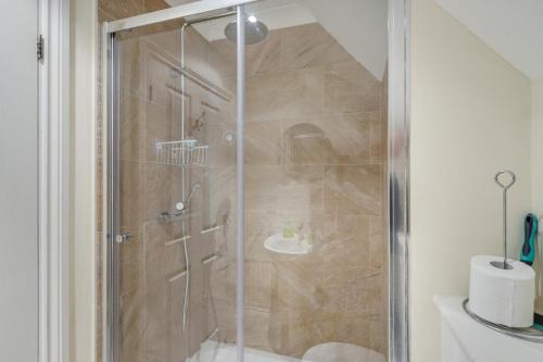 eine Dusche mit Glastür im Badezimmer in der Unterkunft Pebblesea in Whitstable