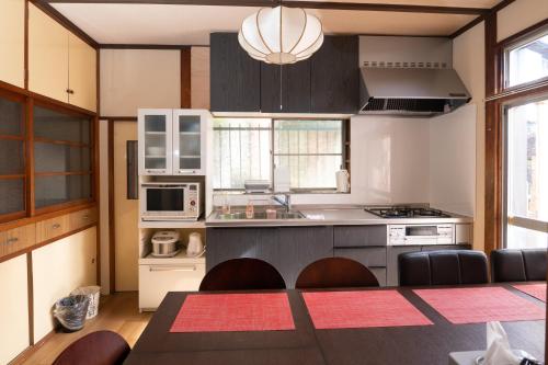 a kitchen with a sink and a counter top at ＳｅａＳａｉｄｅＨｏｕｓｅ湯河原 in Yugawara