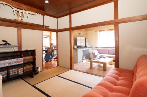 a living room with a couch and a fireplace at ＳｅａＳａｉｄｅＨｏｕｓｅ湯河原 in Yugawara