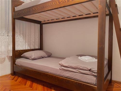 una litera en una habitación con una litera en Small Hill Guesthouse, en Podgorica