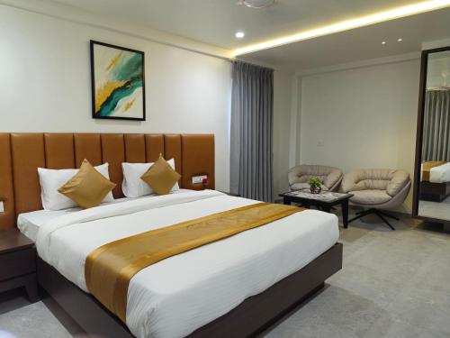 a bedroom with a large bed in a room at Hotel The Golden Oaks, Kolhapur in Kolhapur