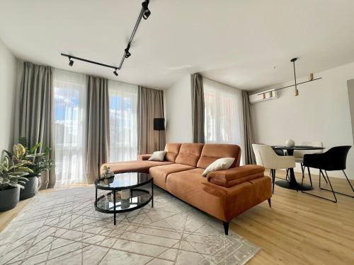 ヴェリコ・タルノヴォにあるIN&P Apartment 2のリビングルーム(ブラウンソファ、テーブル付)