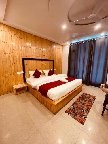 Postel nebo postele na pokoji v ubytování The Orio Cloudberry Kasauli