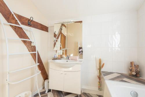 een badkamer met een wastafel en een spiegel bij Gites les Renardiers in Clarac