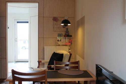 a dining room with a table and some chairs at Anneks med eget toilet og bad - gratis parkering in Horsens