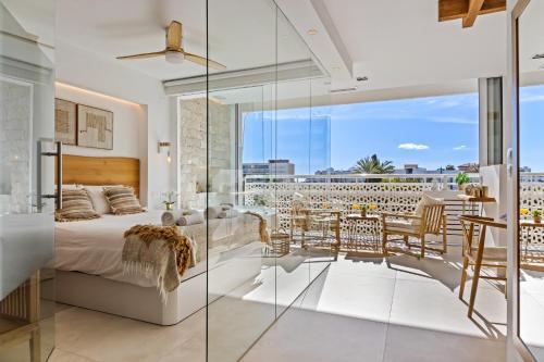 Postel nebo postele na pokoji v ubytování NATuRaL BEACH HOME