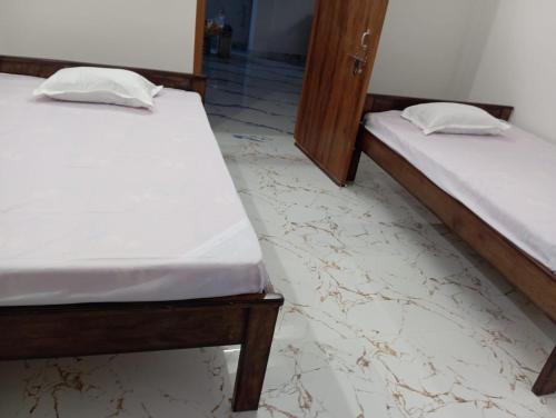 Giường trong phòng chung tại Dipti Retreat