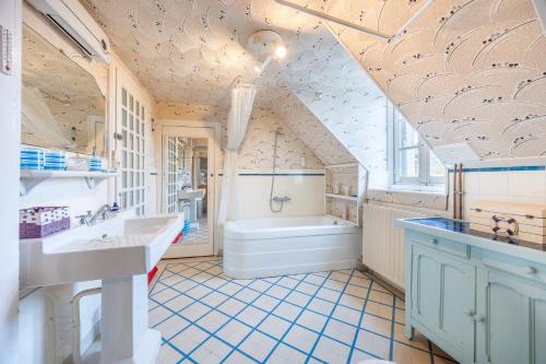 a large bathroom with a tub and a sink at Gîte de L'Ouvroux-25min Puy Du Fou in Montournais
