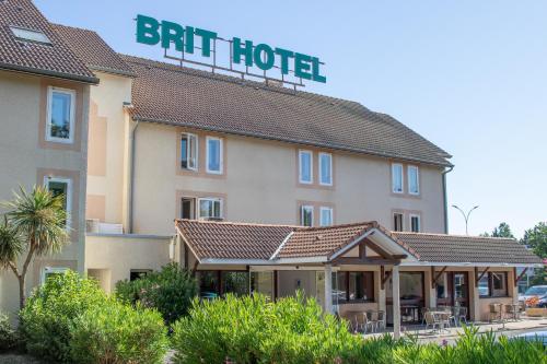a hotel with a sign on top of it at Brit Hotel Agen - L'Aquitaine in Le Passage