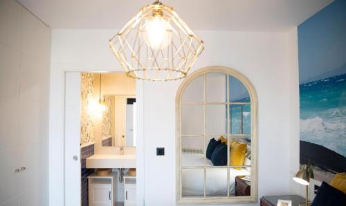 baño con lavabo y lámpara de araña en Villa Canelas Luxury Singular, en Portonovo