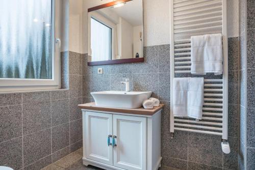 a bathroom with a sink and a mirror at Ostsee in Pruchten