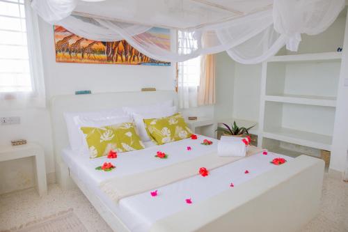 Una cama o camas en una habitación de Penthouse Alina