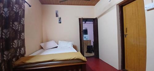 Postel nebo postele na pokoji v ubytování Tharavadu veed homestay Thekkady