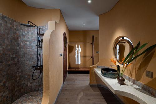 une salle de bains avec douche, lavabo et miroir dans l'établissement Đồi Quán Boutique Mansion Ba Vi, à Xóm Trông