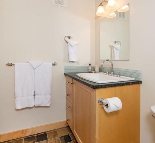 um banheiro com pia, espelho e toalhas em RMR: La Choumine 2 Condo in Teton Village em Teton Village
