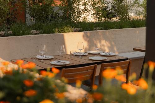 Um jardim no exterior de Centrale Lustica Bay by Angsana