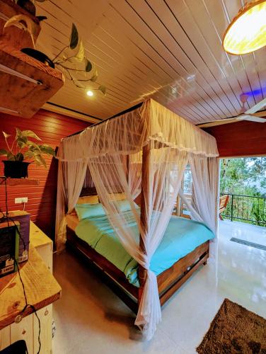 Postel nebo postele na pokoji v ubytování Hidden Highest EllA