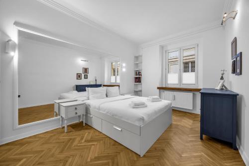 Warsaw Heartline Apartment by BookingHost