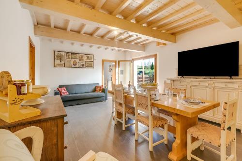 Μια τηλεόραση ή/και κέντρο ψυχαγωγίας στο Lovely Home Margherita Private Pool&Green - Happy Rentals