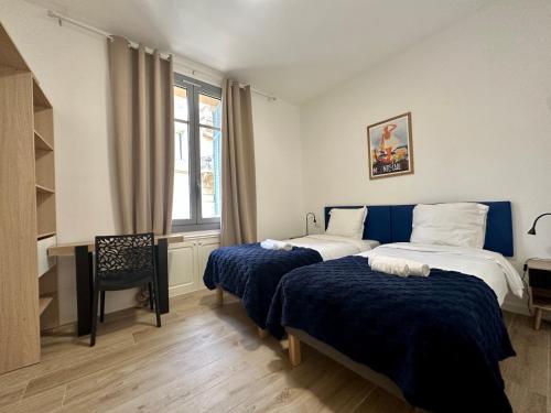 Monaco Villa BRIGITTE Terrasse في بوسولاي: غرفة نوم بها سريرين ونافذة