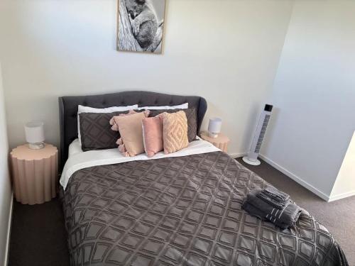 Ένα ή περισσότερα κρεβάτια σε δωμάτιο στο Quite and large 2 bedroom - Sleeps 6 - 2 bathrooms