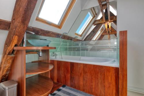 a bathroom with a tub and a sink at Appartement Aiguillon in Le Croisic
