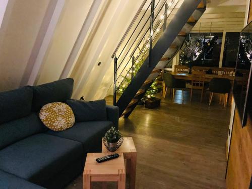 Una sala de estar con un sofá azul y una mesa. en Nurdachhaus Sauerland, en Oberhundem