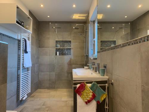 Koupelna v ubytování Erstklasssige moderne Apartwohnung 85 qm mit Terrasse und Garten