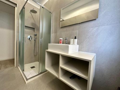 ein Badezimmer mit Waschbecken und Dusche in der Unterkunft Monaco Villa BRIGITTE Terrasse in Beausoleil