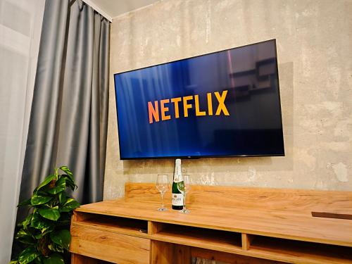 TV a/nebo společenská místnost v ubytování Axiom Suites - Zenith IV - Netflix, HBO, Champagne
