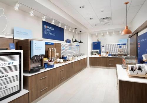 Η κουζίνα ή μικρή κουζίνα στο Holiday Inn Express & Suites New Bern Medical Park by IHG