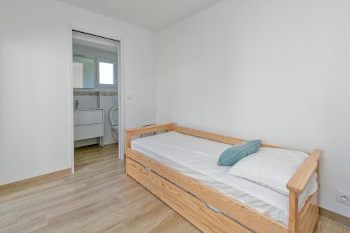 a bedroom with a bed in a room at Maisons de Saint Guenolé in Batz-sur-Mer