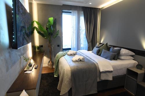 una habitación de hotel con una cama y una ventana en KRUNA 406 Apartment, en Budva