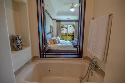 Ένα μπάνιο στο Vista Bahia 1F 1 bdr Ocean View in Los Suenos